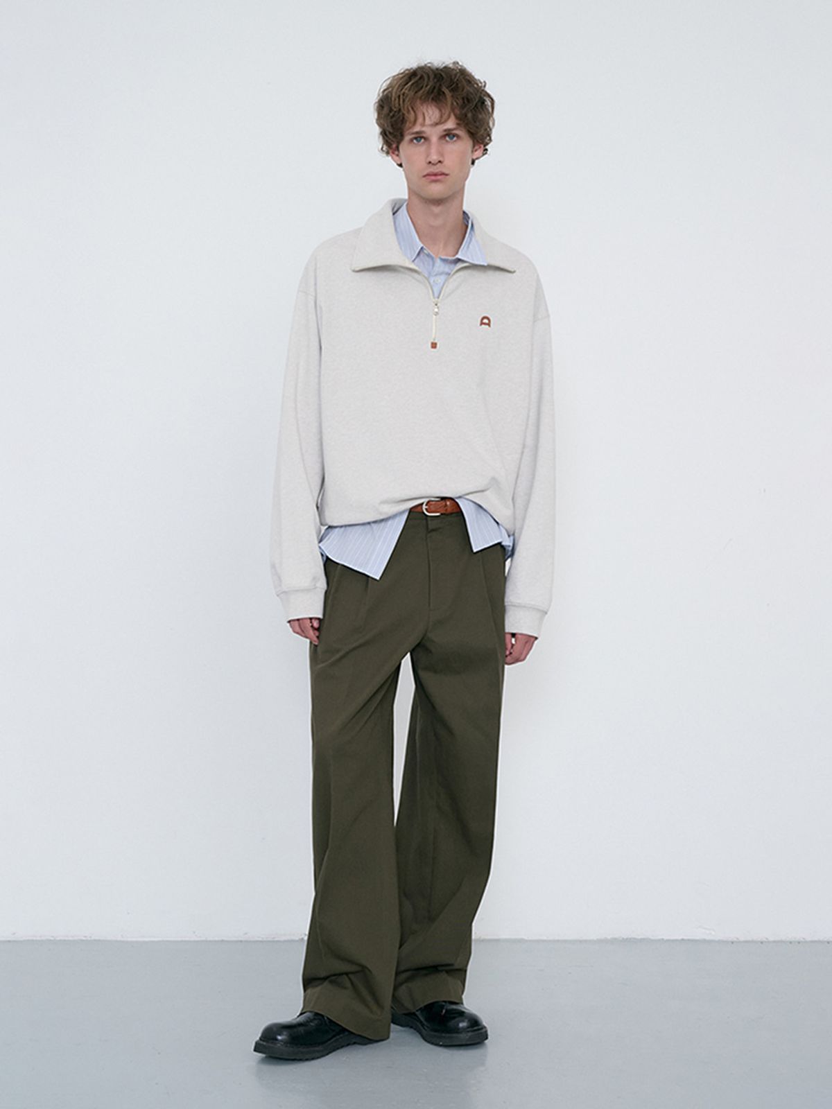 던스트 포 맨(DUNST FOR MEN) UNISEX LEATHER LOGO HALF ZIP-UP SWEATSHIRT_UDTS6C107_OATMEAL MELANGE