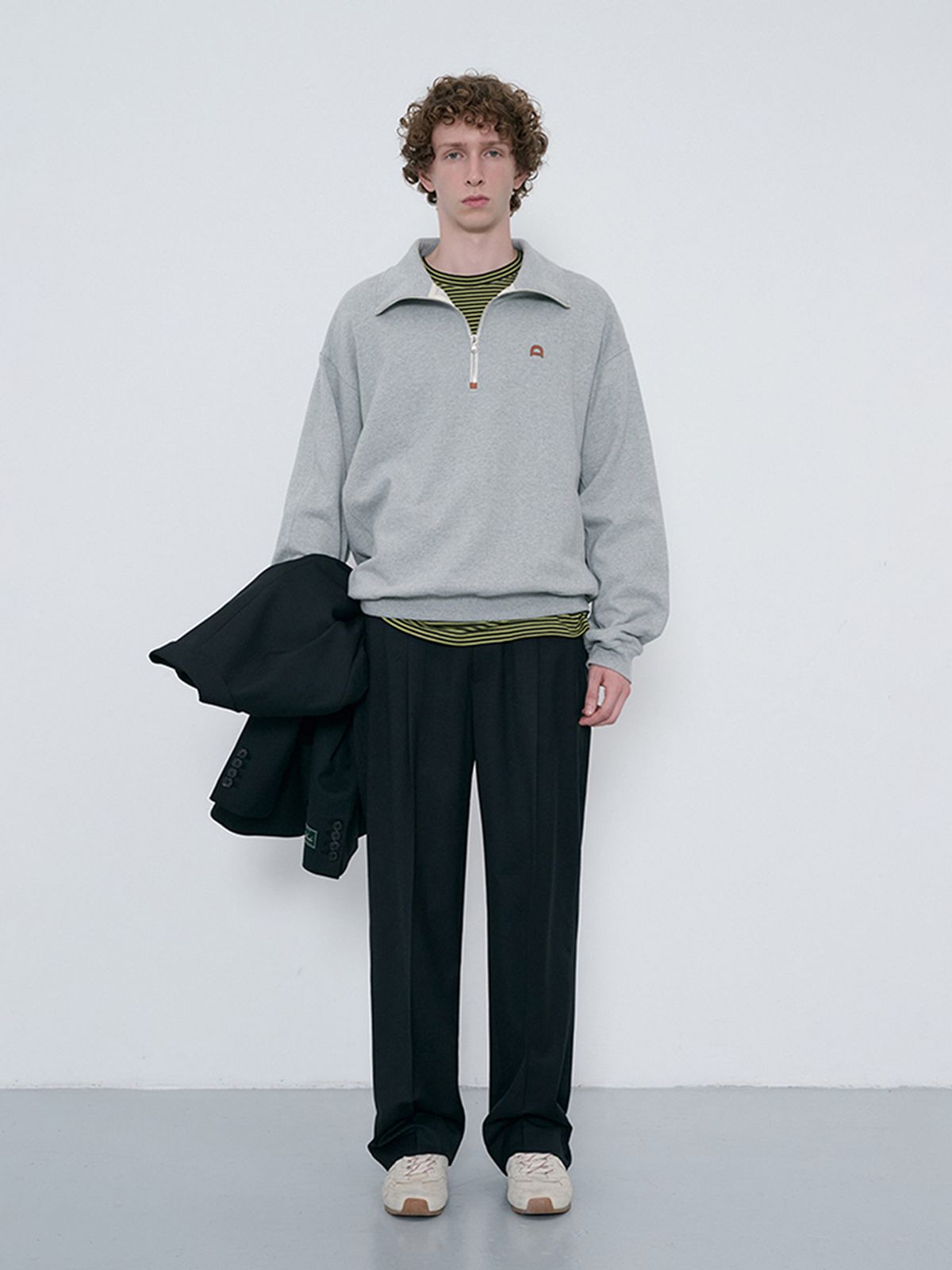 던스트 포 맨(DUNST FOR MEN) UNISEX LEATHER LOGO HALF ZIP-UP SWEATSHIRT_UDTS6C107_MELANGE GREY