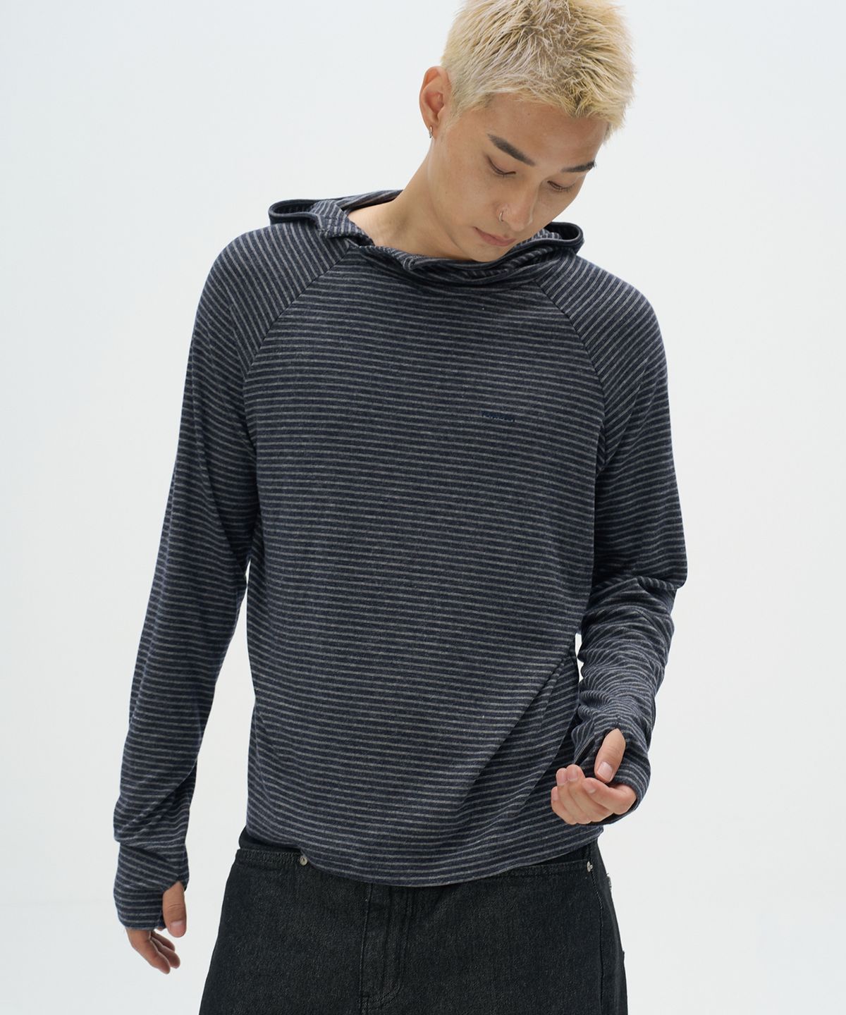 플레이스스튜디오맨(PLACESTUDIOMAN) 스트라이프 하이넥 버튼 로고 자수 데일리 롱슬리브 후드 티셔츠 [네이비]