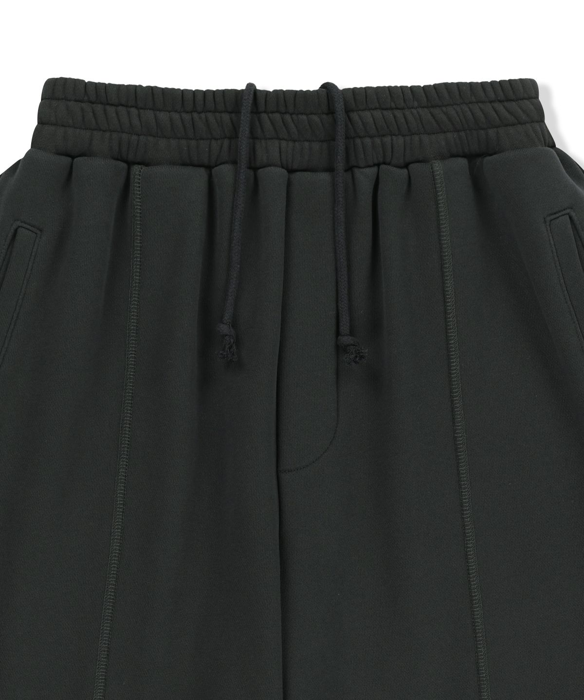 마뗑킴(MATIN KIM) COLORBLOCK CUT SEAM SWEATPANTS IN BLACK