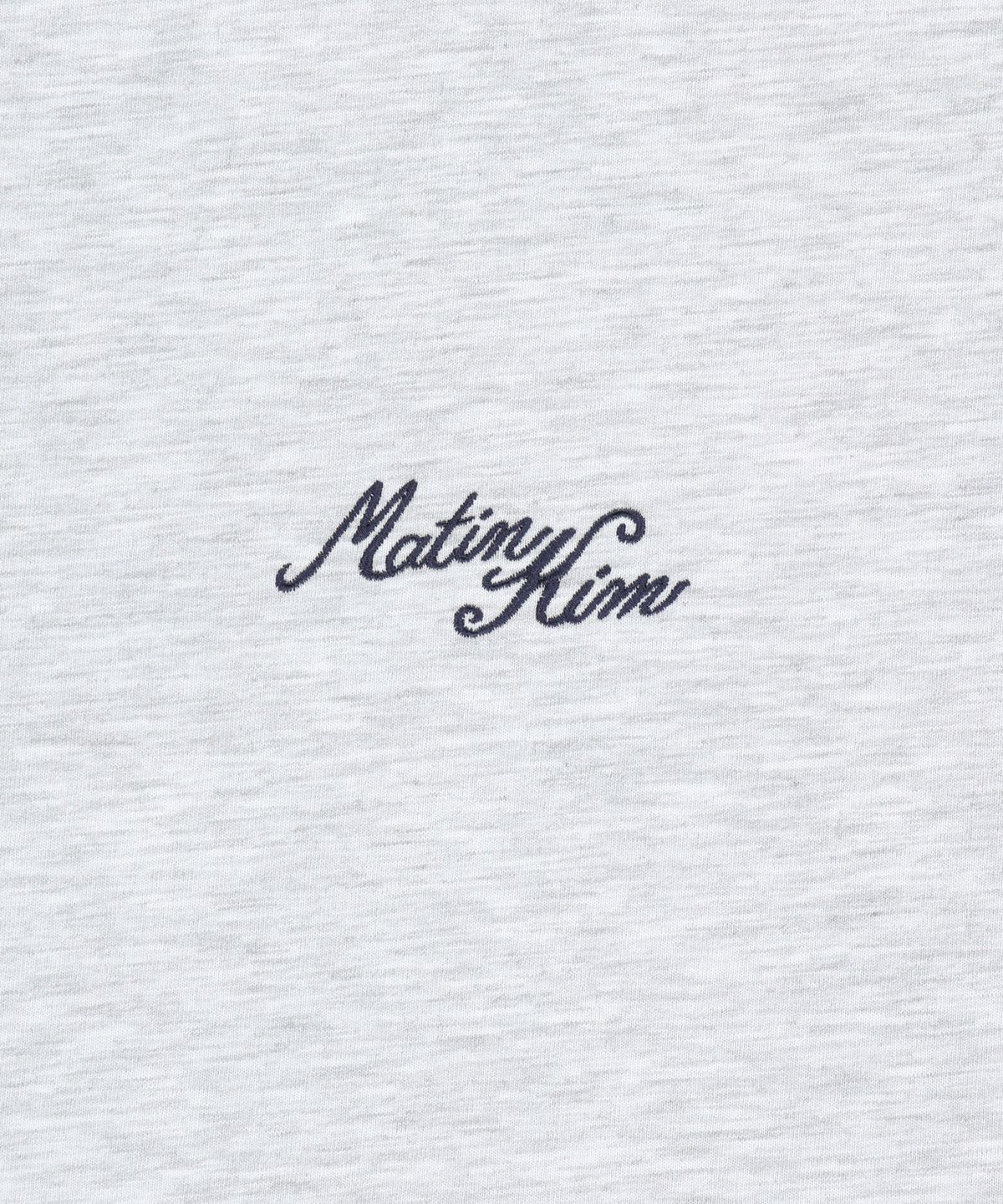 마뗑킴(MATIN KIM) CALLIGRAPHY BACK LOGO POCKET TOP IN LIGHT GREY