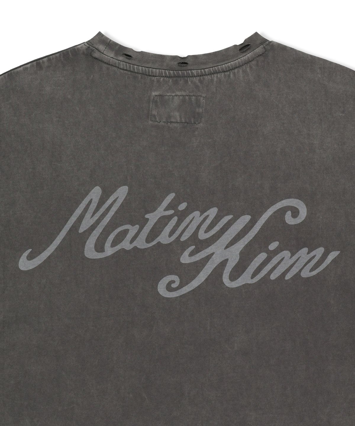 마뗑킴(MATIN KIM) VINTAGE WASHED CALLIGRAPHY BACK LOGO TOP IN CHARCOAL
