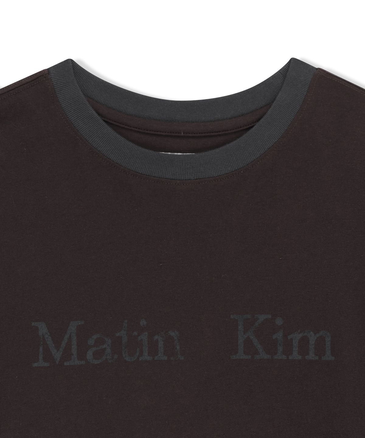 마뗑킴(MATIN KIM) TONAL BLOCK LOGO TOP IN BROWN