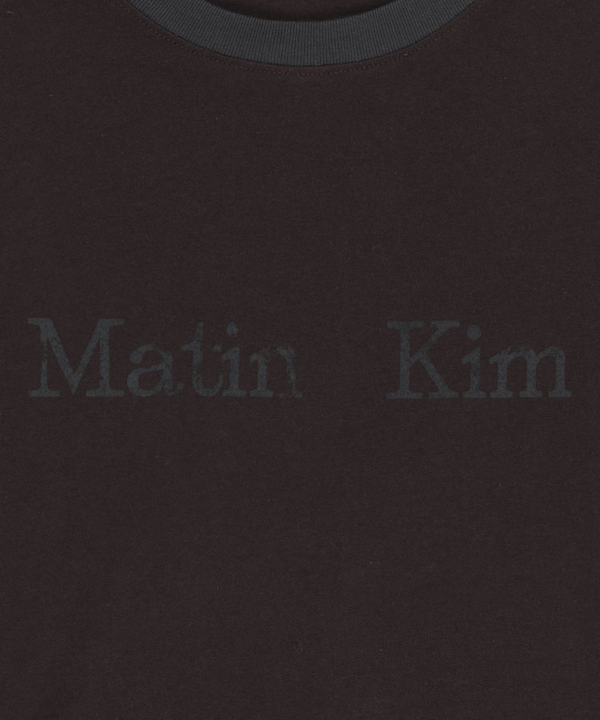 마뗑킴(MATIN KIM) TONAL BLOCK LOGO TOP IN BROWN