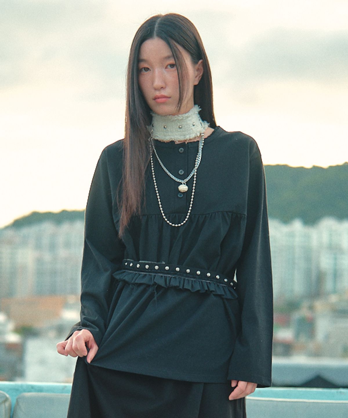 꼬모니노즈(COMONINOZ) HENRY NECCK FRILL T-SHIRT [BLACK]