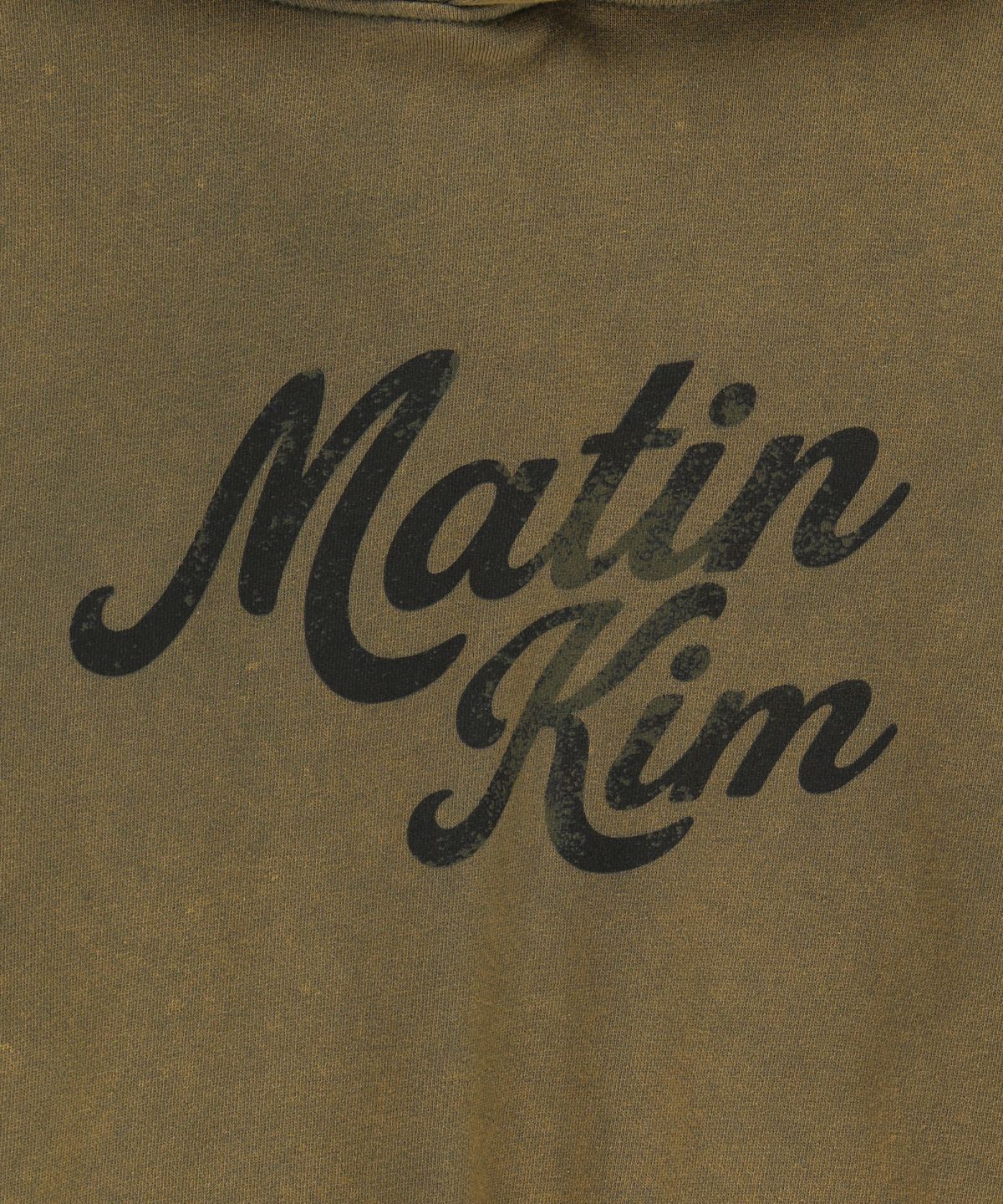 마뗑킴(MATIN KIM) WASHED CALLIGRAPHY LOGO HOODY TOP IN KHAKI