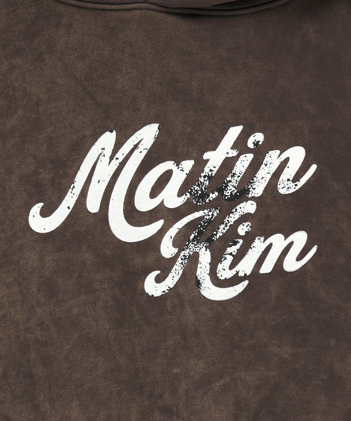 마뗑킴(MATIN KIM) WASHED CALLIGRAPHY LOGO HOODY TOP IN BROWN