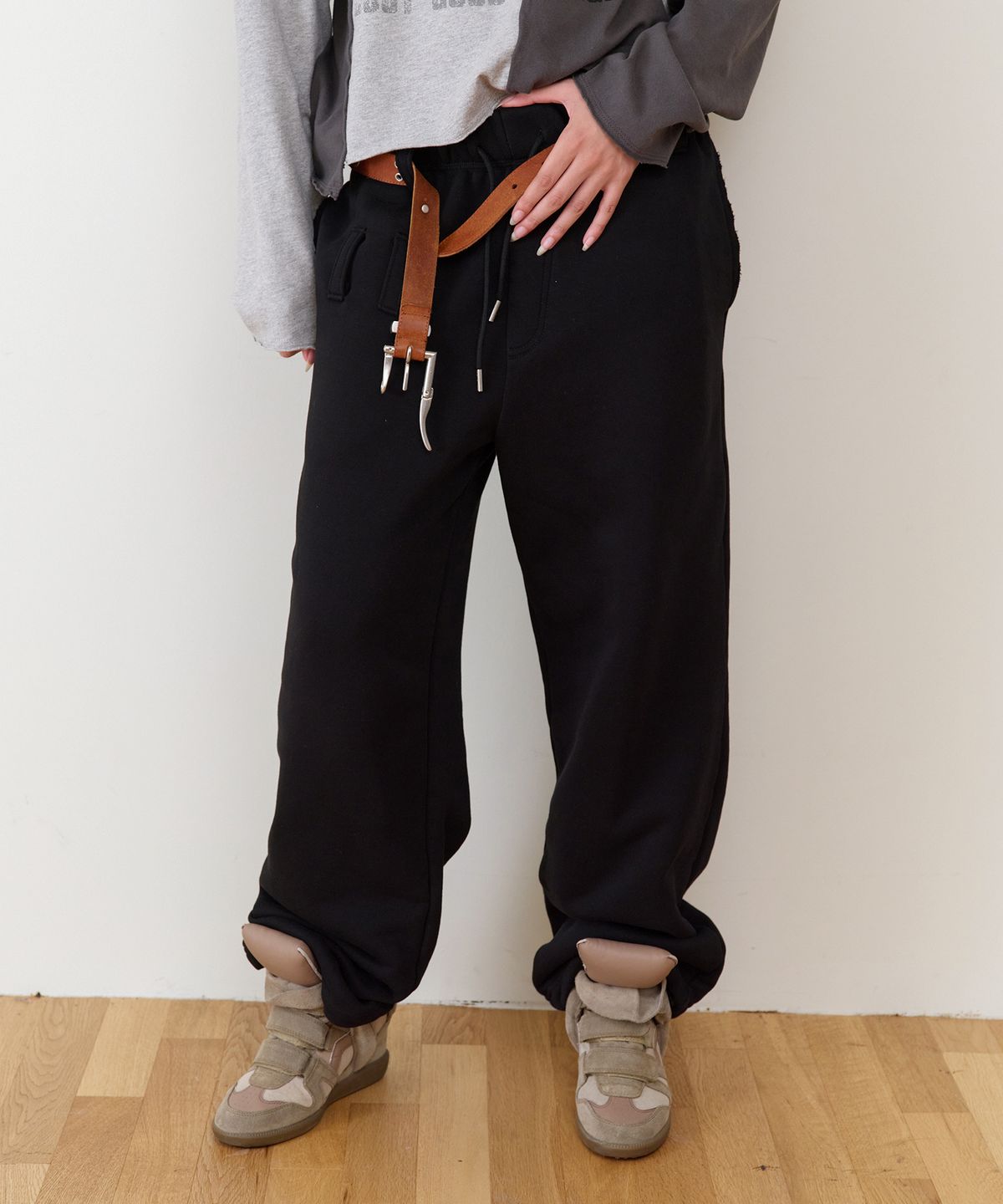 더바이닐하우스(THEVINYLHOUSE) BELTED DETAIL SWEAT PANTS BLACK