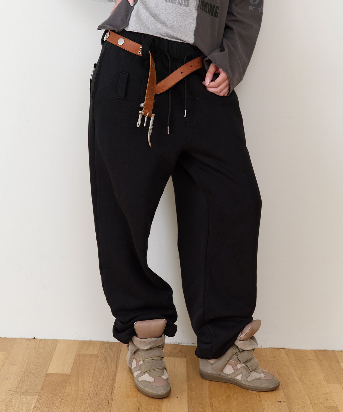 더바이닐하우스(THEVINYLHOUSE) BELTED DETAIL SWEAT PANTS BLACK