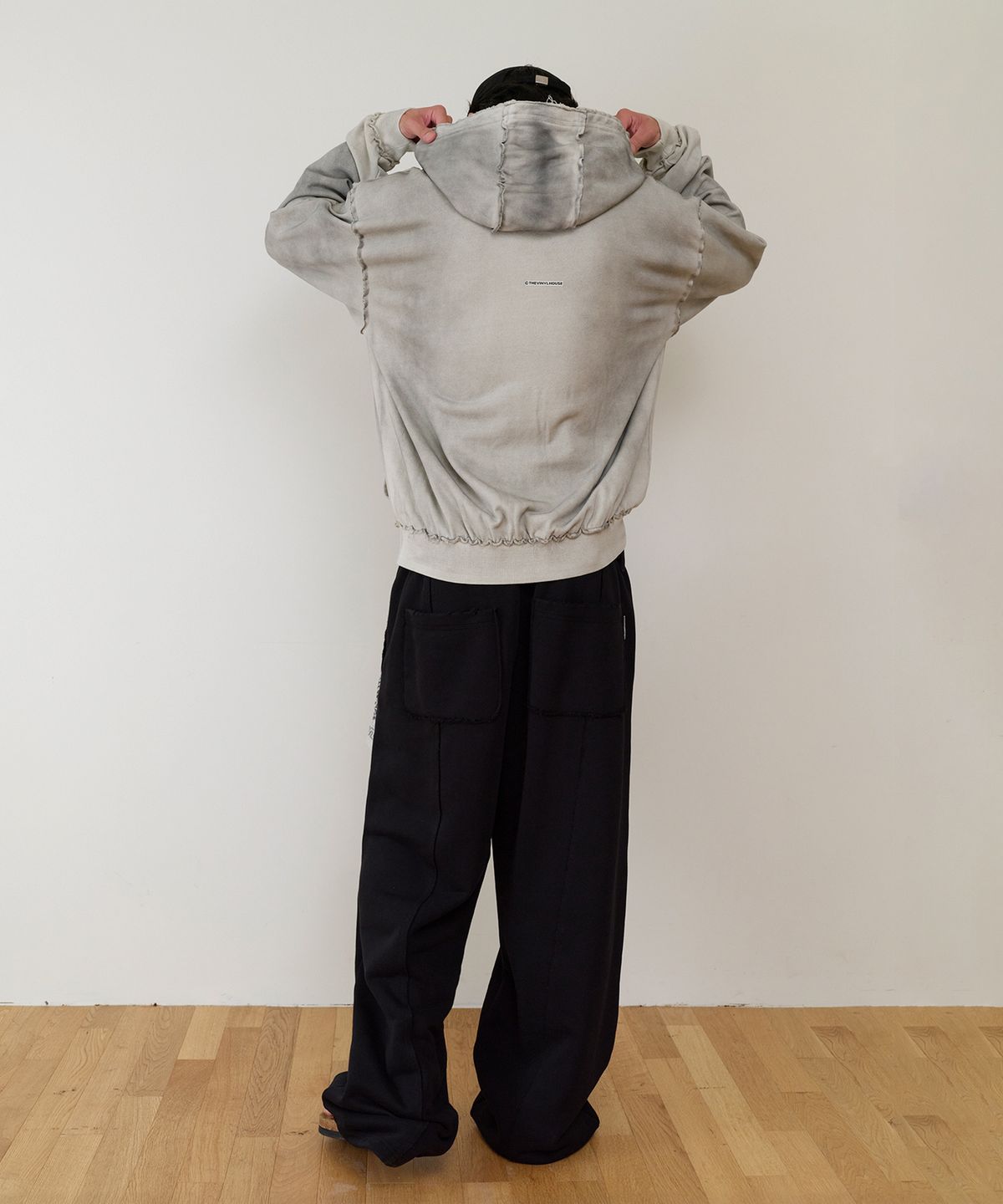 더바이닐하우스(THEVINYLHOUSE) BELTED DETAIL SWEAT PANTS BLACK