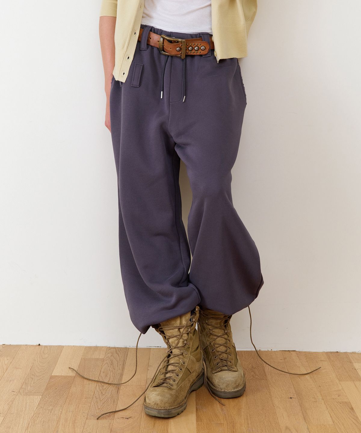 더바이닐하우스(THEVINYLHOUSE) BELTED DETAIL SWEAT PANTS PURPLE