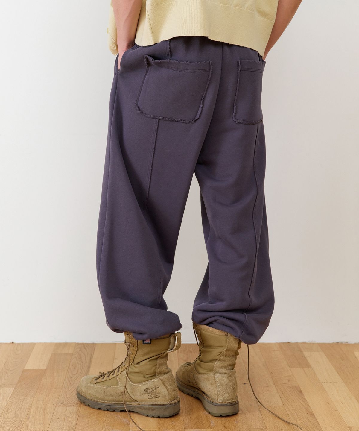 더바이닐하우스(THEVINYLHOUSE) BELTED DETAIL SWEAT PANTS PURPLE