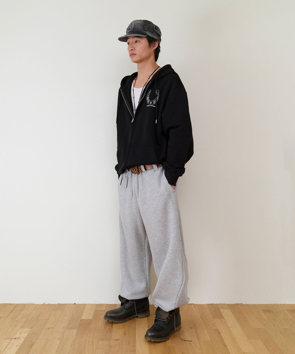 더바이닐하우스(THEVINYLHOUSE) BELTED DETAIL SWEAT PANTS GREY