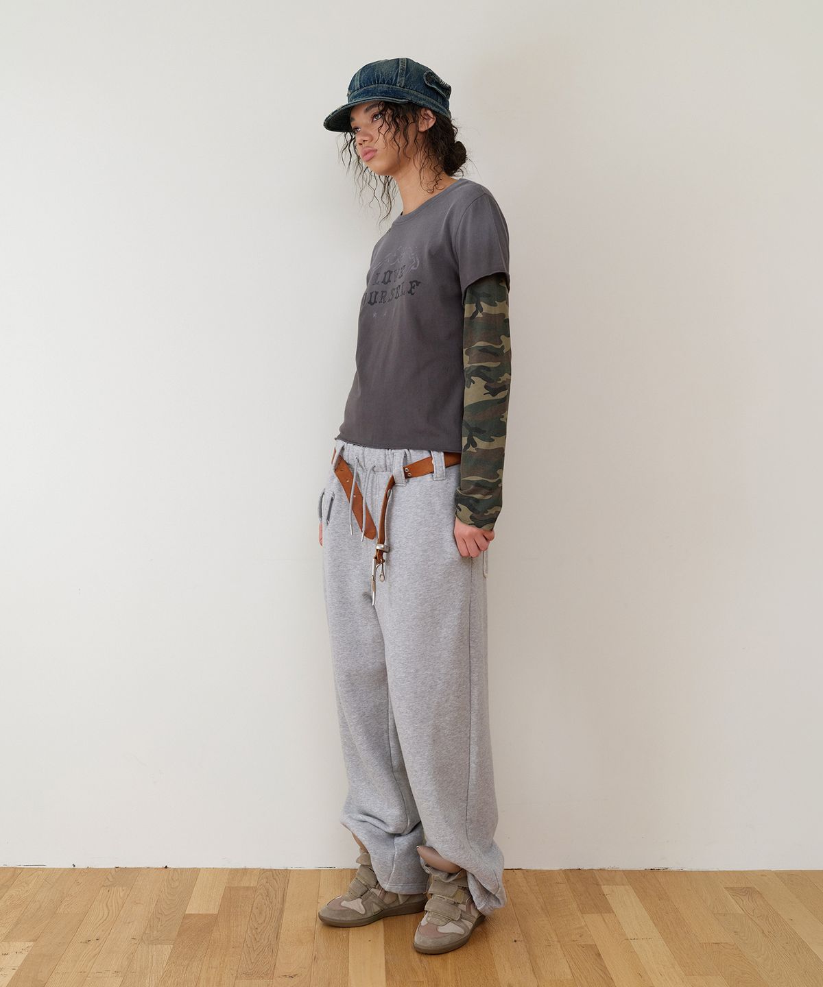 더바이닐하우스(THEVINYLHOUSE) BELTED DETAIL SWEAT PANTS GREY