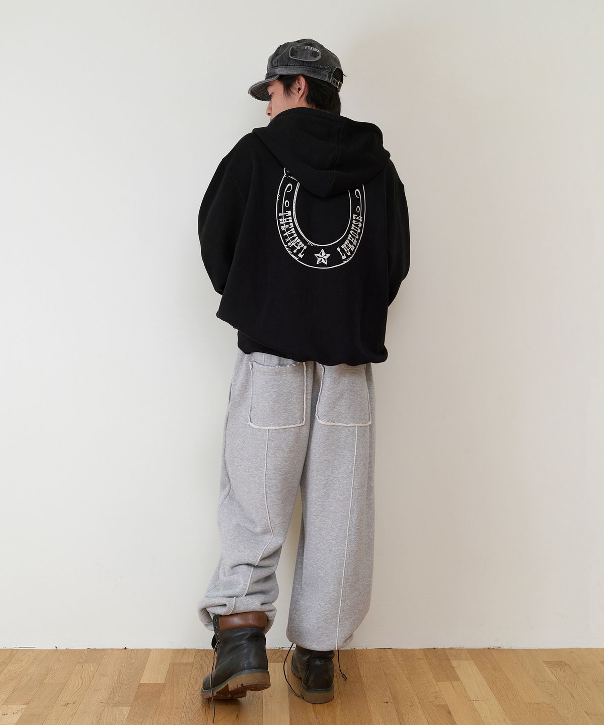 더바이닐하우스(THEVINYLHOUSE) BELTED DETAIL SWEAT PANTS GREY