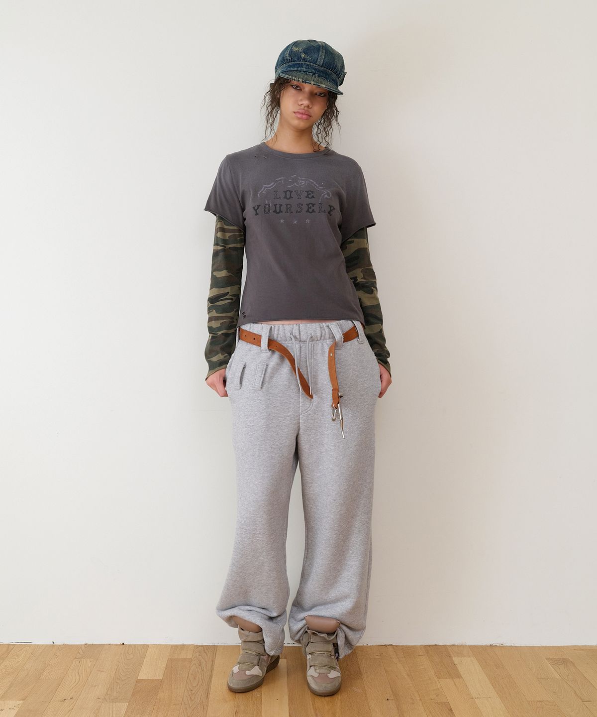 더바이닐하우스(THEVINYLHOUSE) BELTED DETAIL SWEAT PANTS GREY