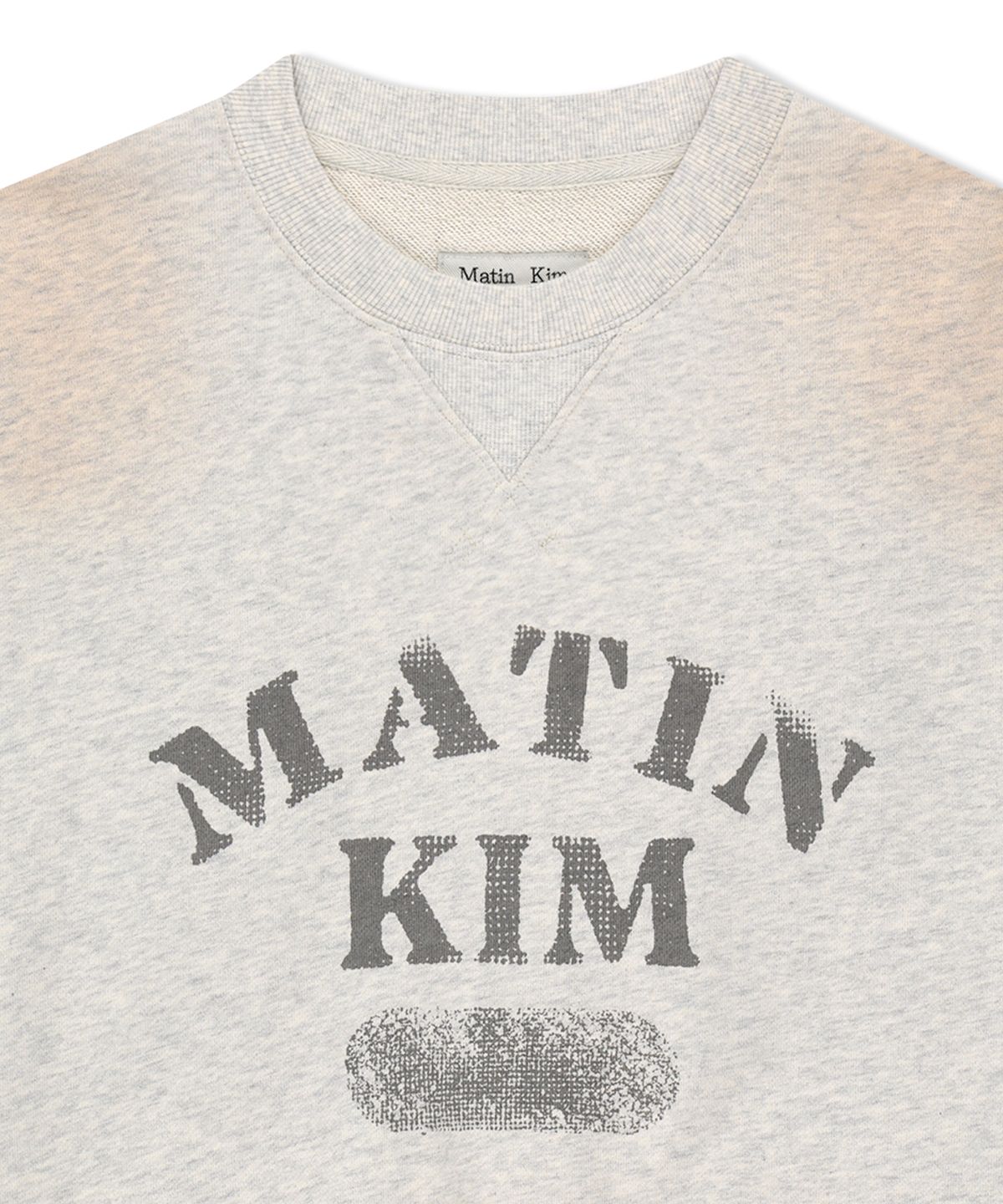 마뗑킴(MATIN KIM) VINTAGE SPRAY LOGO SWEATSHIRT IN LIGHT BEIGE