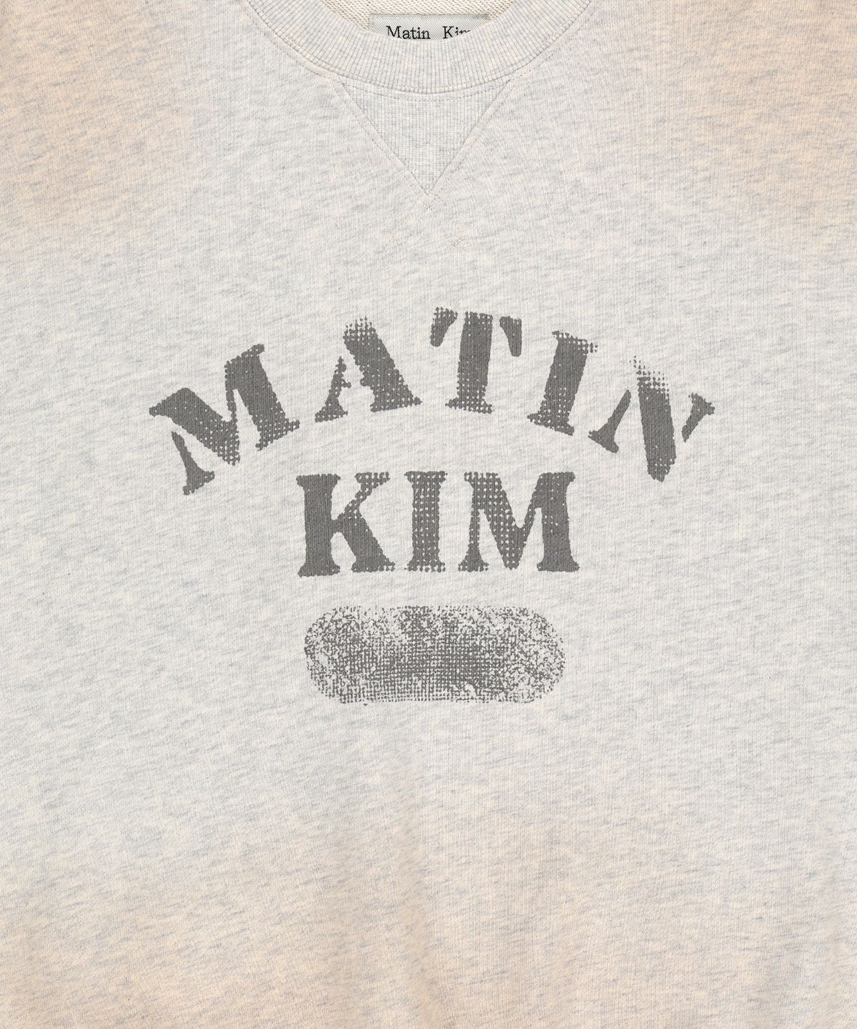 마뗑킴(MATIN KIM) VINTAGE SPRAY LOGO SWEATSHIRT IN LIGHT BEIGE