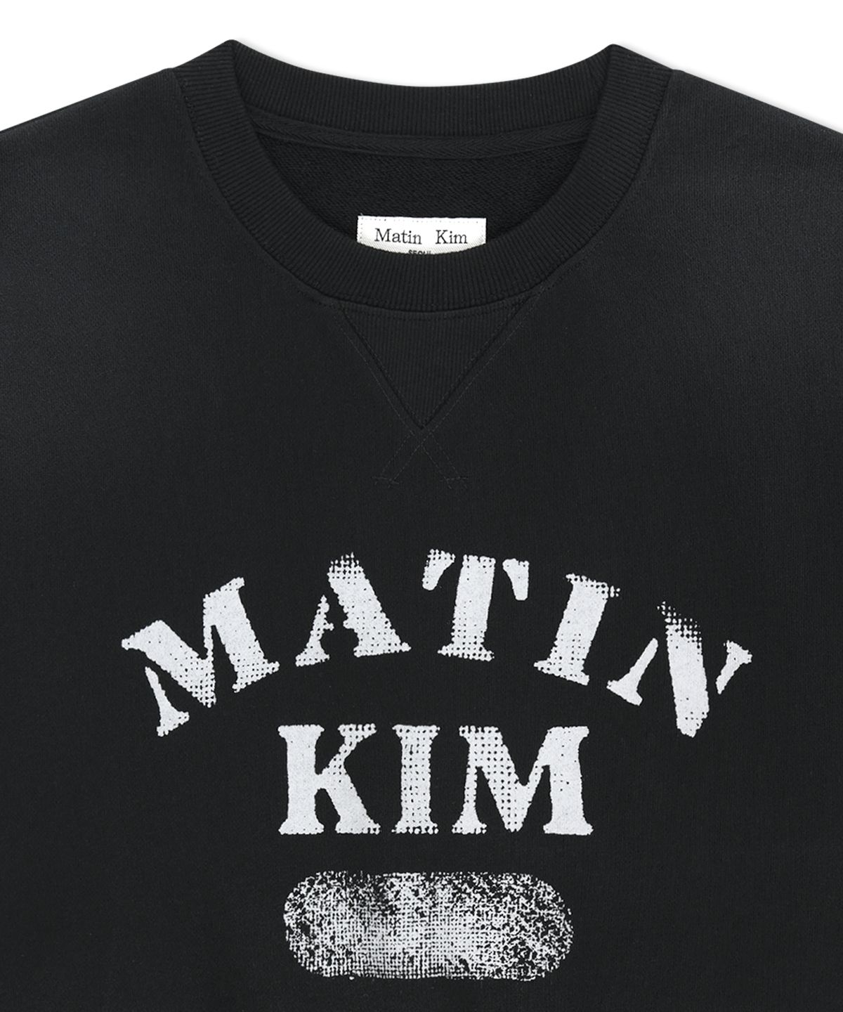 마뗑킴(MATIN KIM) VINTAGE SPRAY LOGO SWEATSHIRT IN BLACK