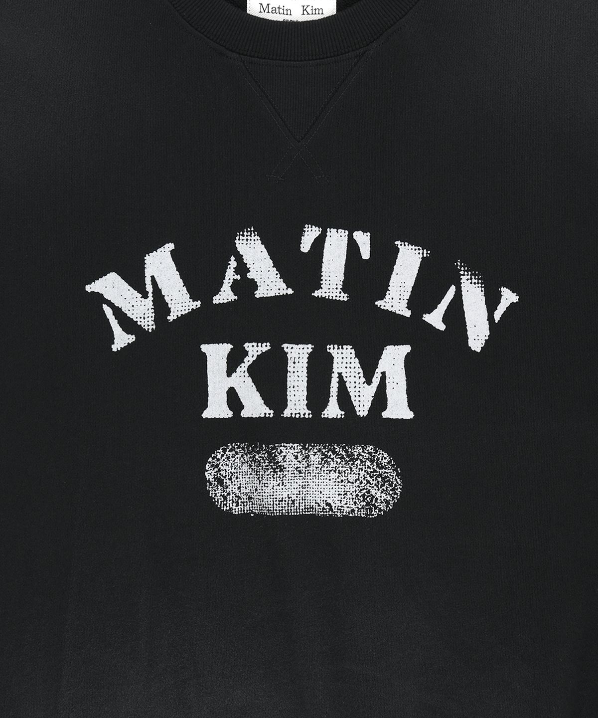 마뗑킴(MATIN KIM) VINTAGE SPRAY LOGO SWEATSHIRT IN BLACK