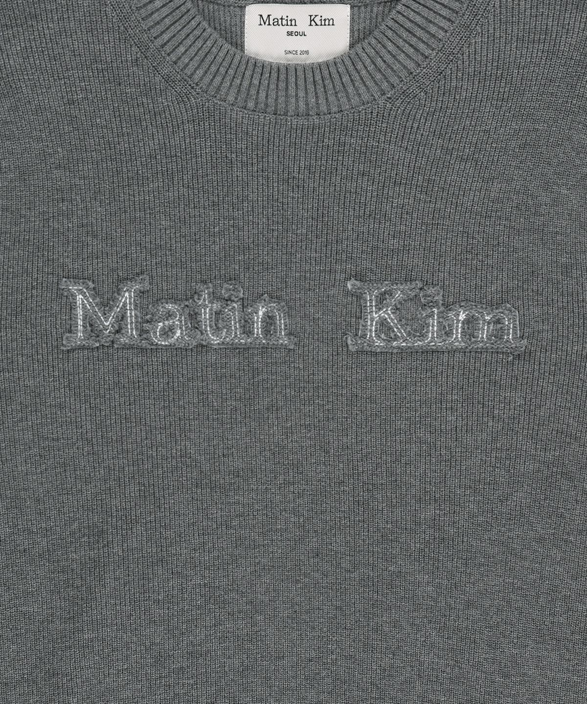 마뗑킴(MATIN KIM) MATIN APPLIQUE LOGO KNIT PULLOVER IN GREY