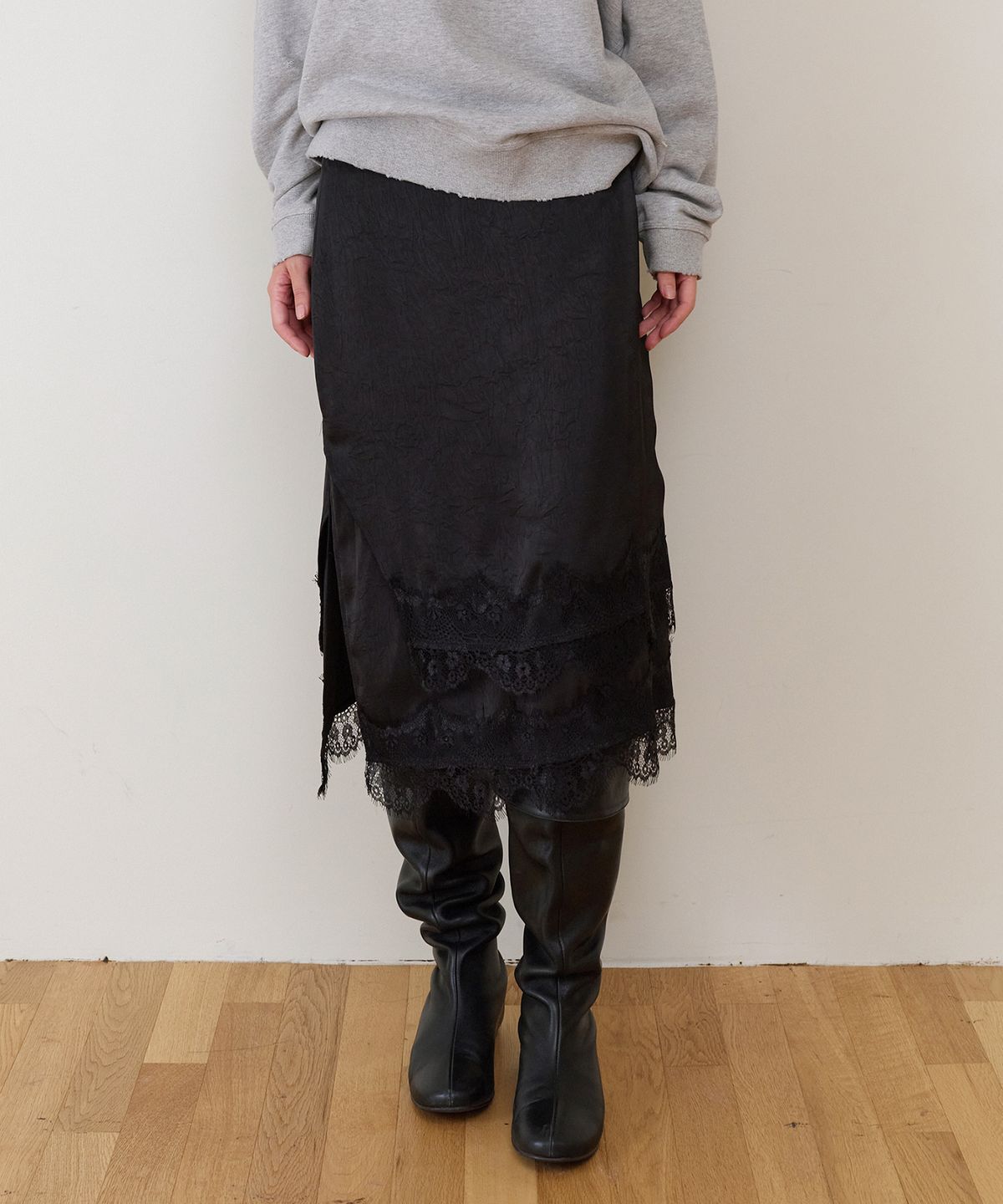 더바이닐하우스(THEVINYLHOUSE) FEMININE SLIT LACE SKIRT(W) BLACK