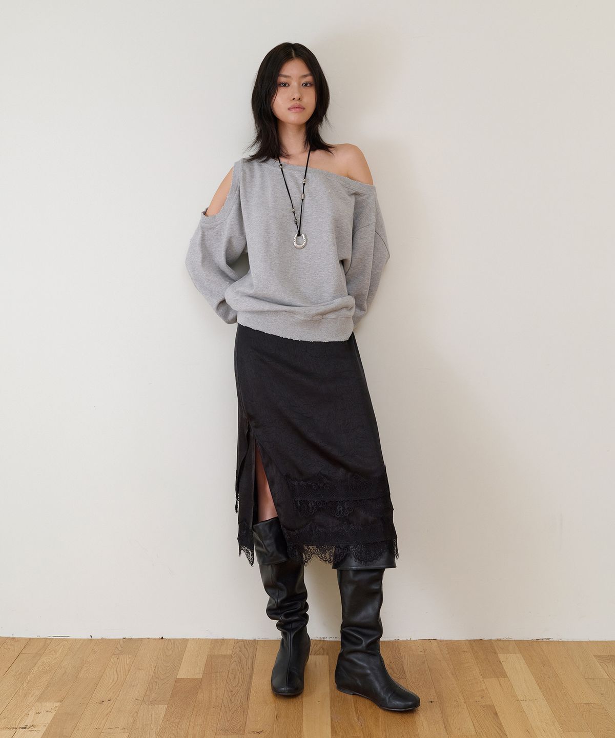 더바이닐하우스(THEVINYLHOUSE) FEMININE SLIT LACE SKIRT(W) BLACK