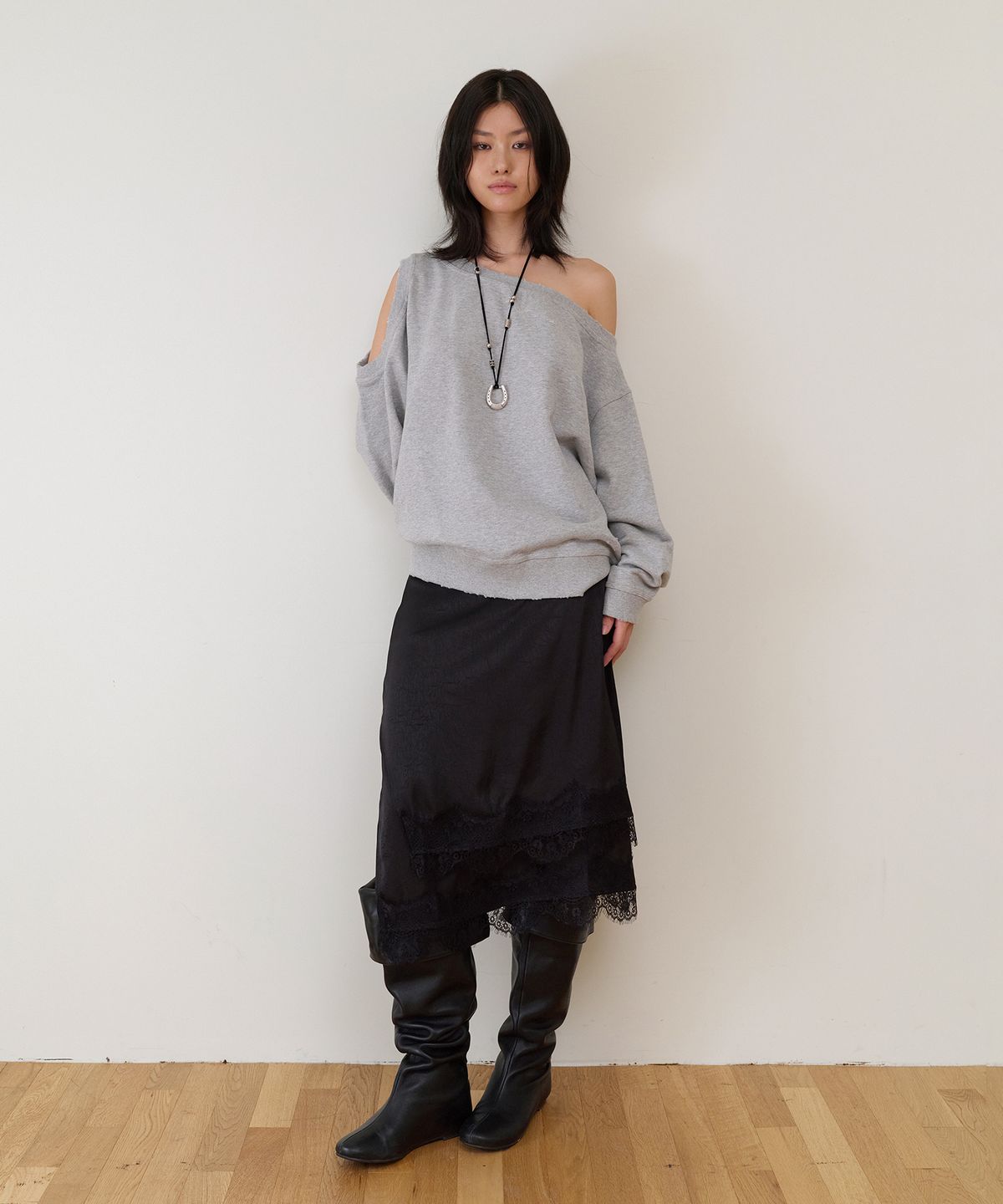 더바이닐하우스(THEVINYLHOUSE) FEMININE SLIT LACE SKIRT(W) BLACK