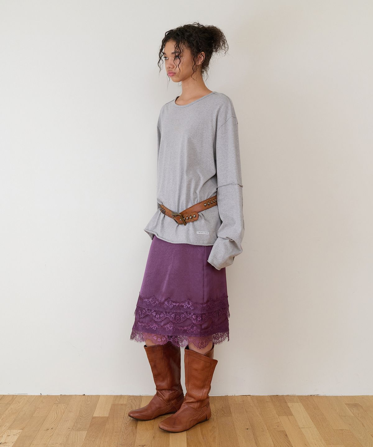더바이닐하우스(THEVINYLHOUSE) FEMININE SLIT LACE SKIRT(W) PURPLE