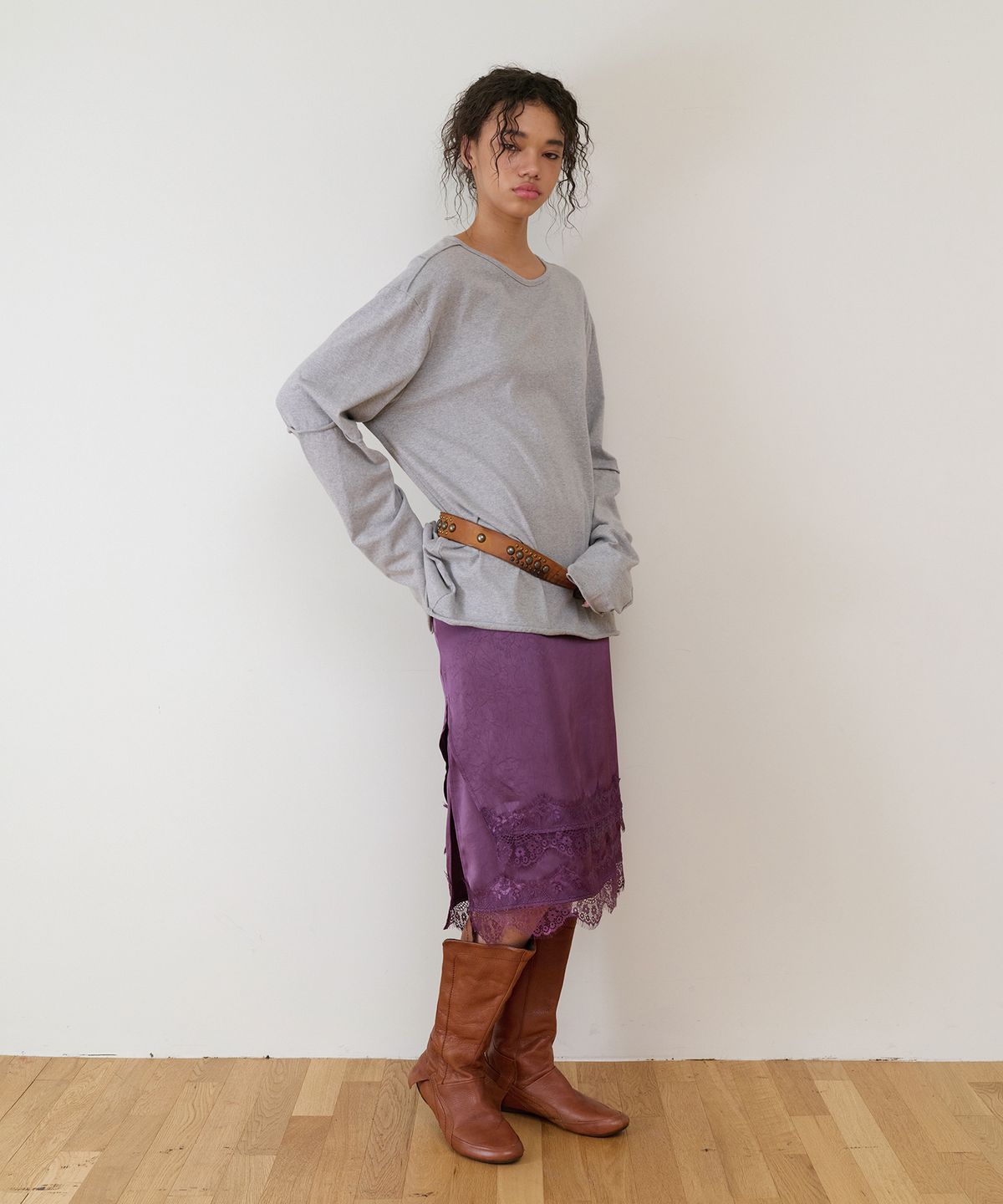더바이닐하우스(THEVINYLHOUSE) FEMININE SLIT LACE SKIRT(W) PURPLE