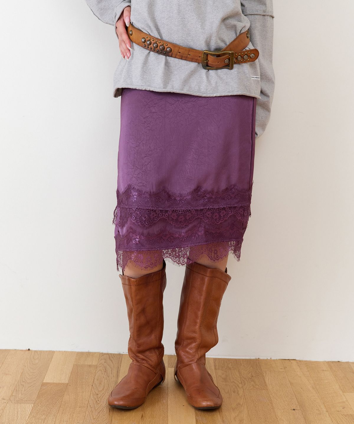 더바이닐하우스(THEVINYLHOUSE) FEMININE SLIT LACE SKIRT(W) PURPLE
