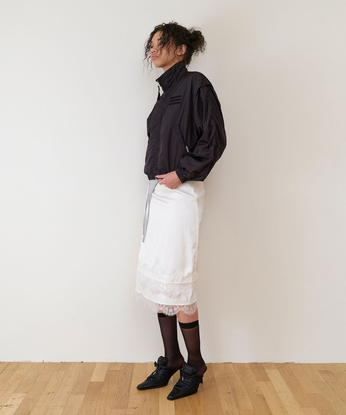 더바이닐하우스(THEVINYLHOUSE) FEMININE SLIT LACE SKIRT(W) WHITE