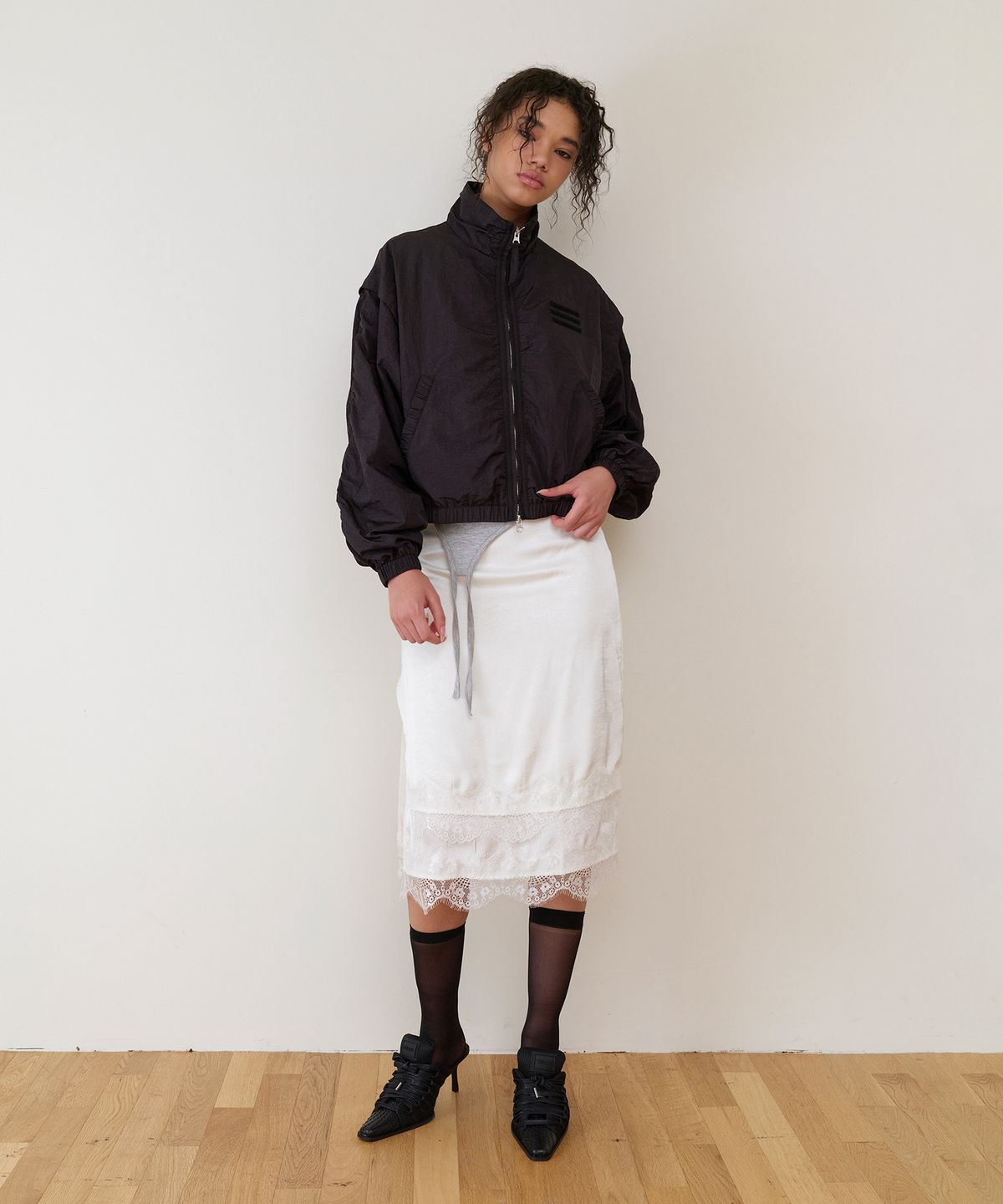 더바이닐하우스(THEVINYLHOUSE) FEMININE SLIT LACE SKIRT(W) WHITE
