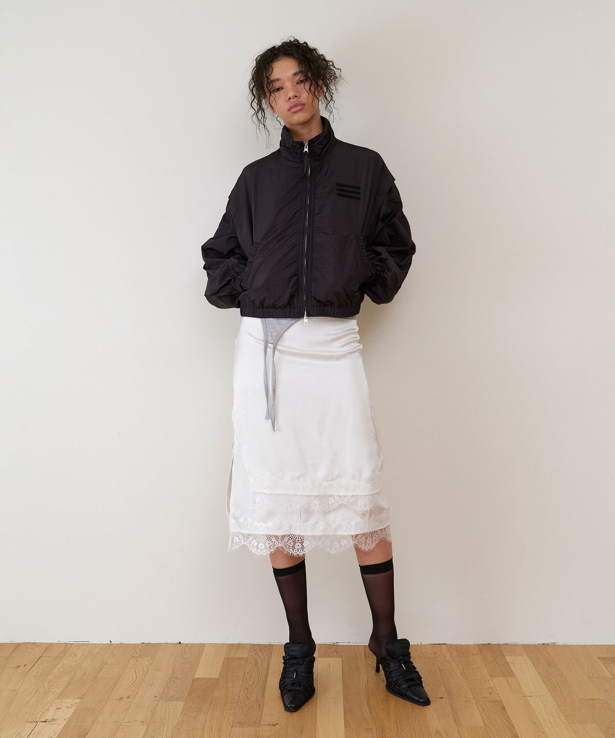 더바이닐하우스(THEVINYLHOUSE) FEMININE SLIT LACE SKIRT(W) WHITE