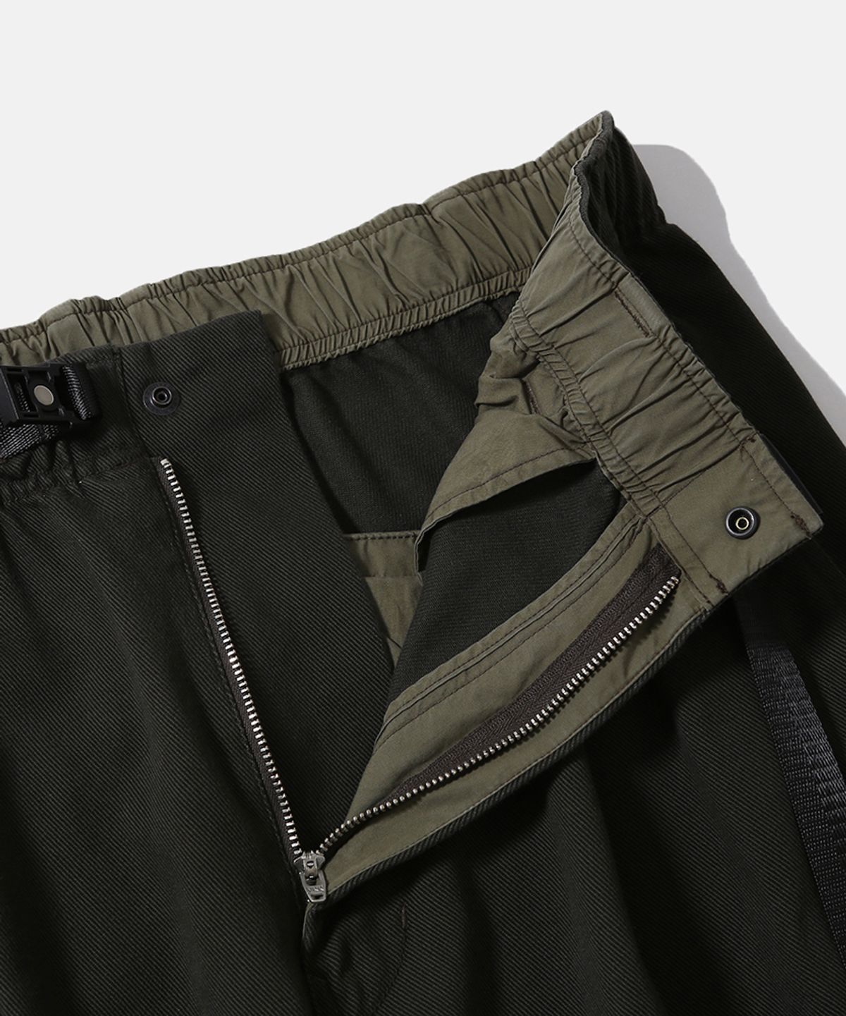 모이프(MOIF) [AW26] COMFY OFFICER CHINO PANTS / FOREST NIGHT