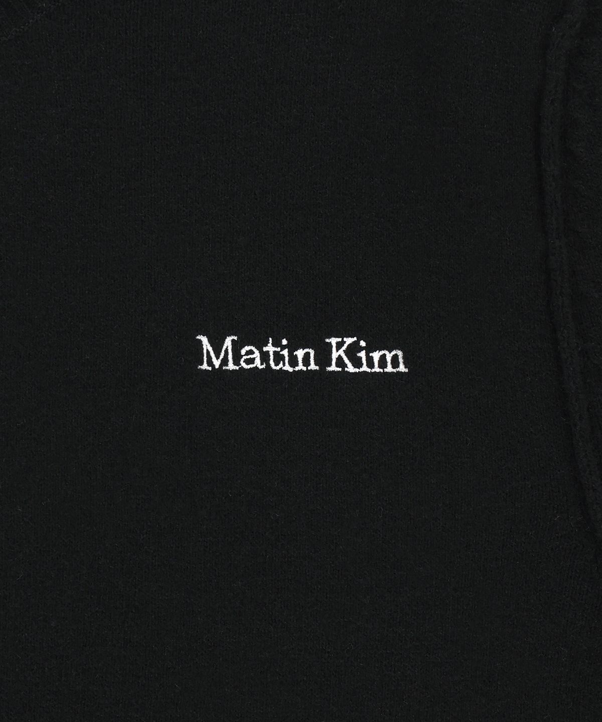 마뗑킴(MATIN KIM) CASHMERE BLENDED CUTLINE ROUND CARDIGAN IN BLACK