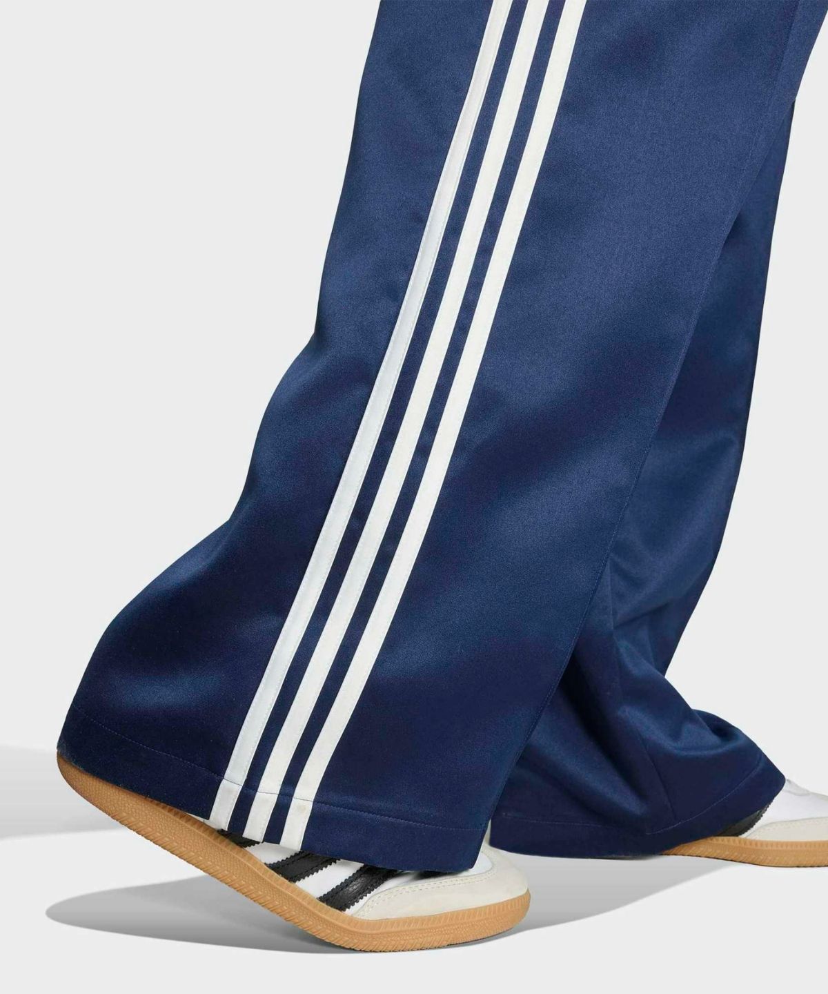 아디다스(ADIDAS) 새틴 SST 루즈 트랙 팬츠 - 나이트인디고:화이트 / KS7339