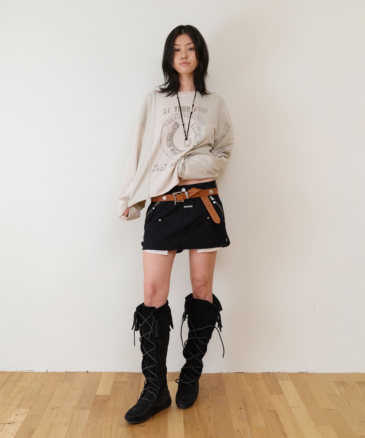 더바이닐하우스(THEVINYLHOUSE) UTILITY SADDLE MICRO SKIRT(W) BLACK