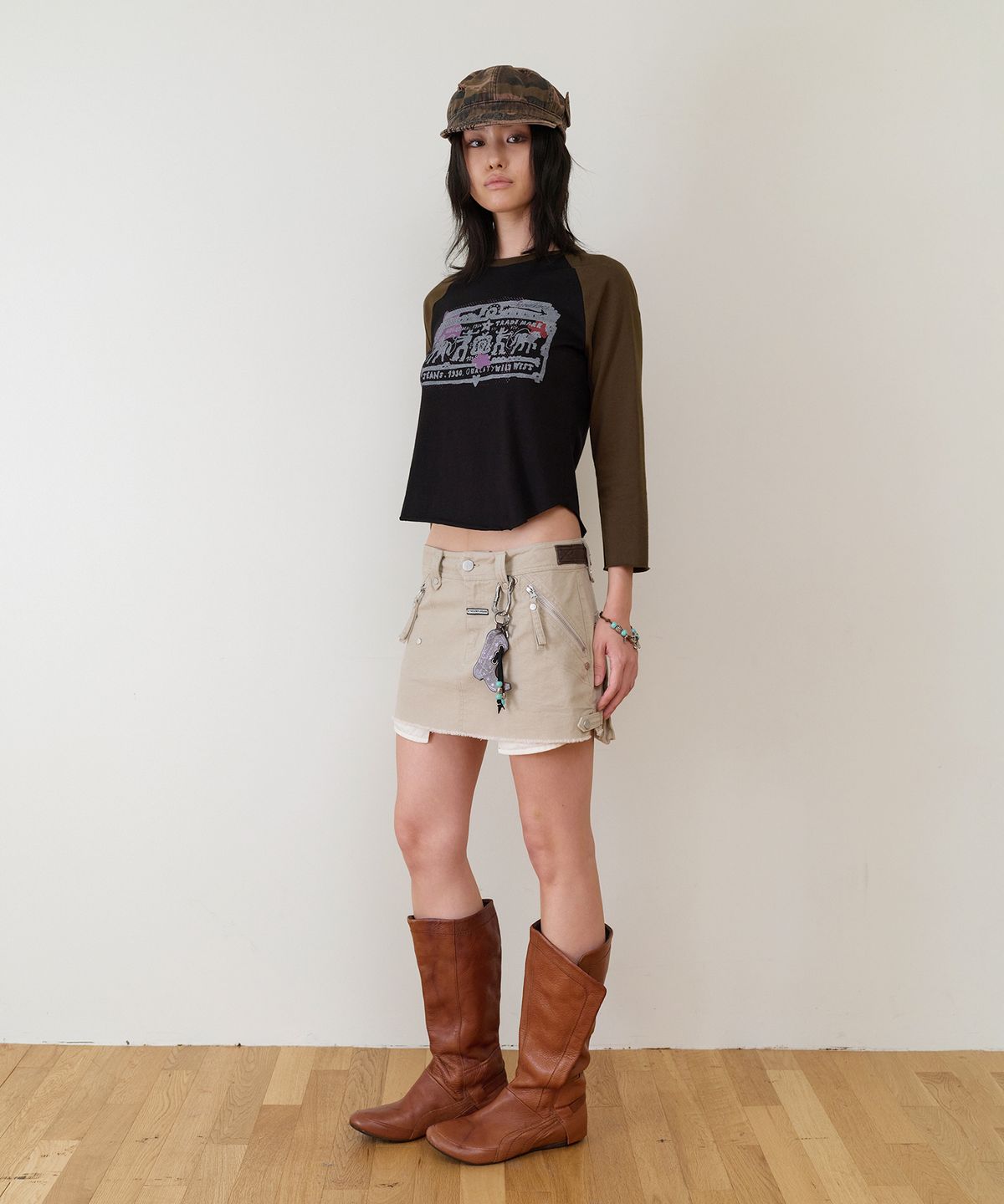 더바이닐하우스(THEVINYLHOUSE) UTILITY SADDLE MICRO SKIRT(W) BEIGE