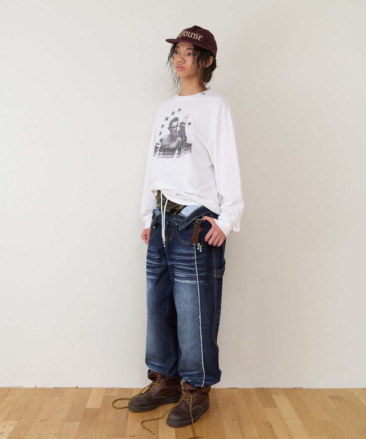 더바이닐하우스(THEVINYLHOUSE) TOO CASUAL LS TEE WHITE