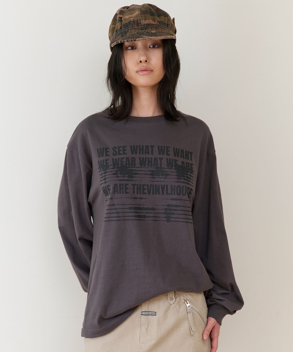 더바이닐하우스(THEVINYLHOUSE) WE ARE LS TEE CHARCOAL