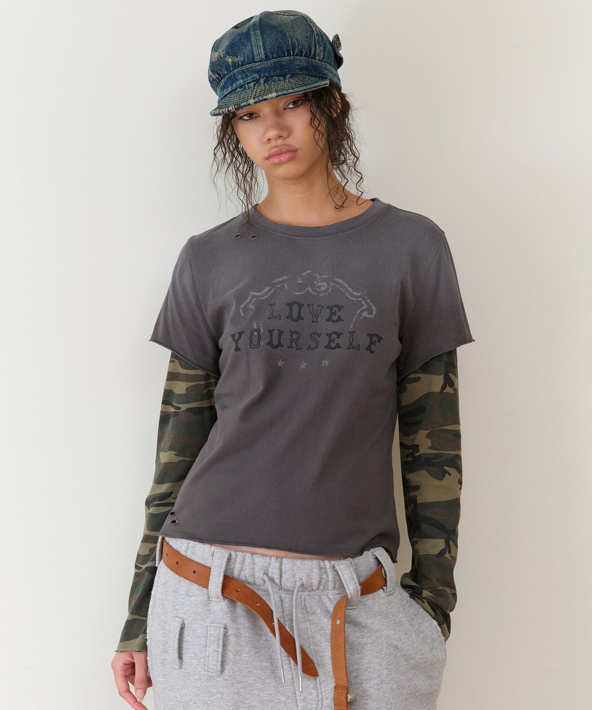 더바이닐하우스(THEVINYLHOUSE) YOURSELF LAYERED LS TEE CHARCOAL