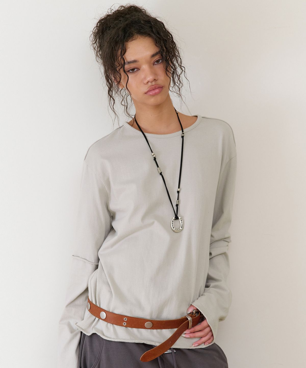 더바이닐하우스(THEVINYLHOUSE) CUT-OFF LAYERED LS TEE BEIGE