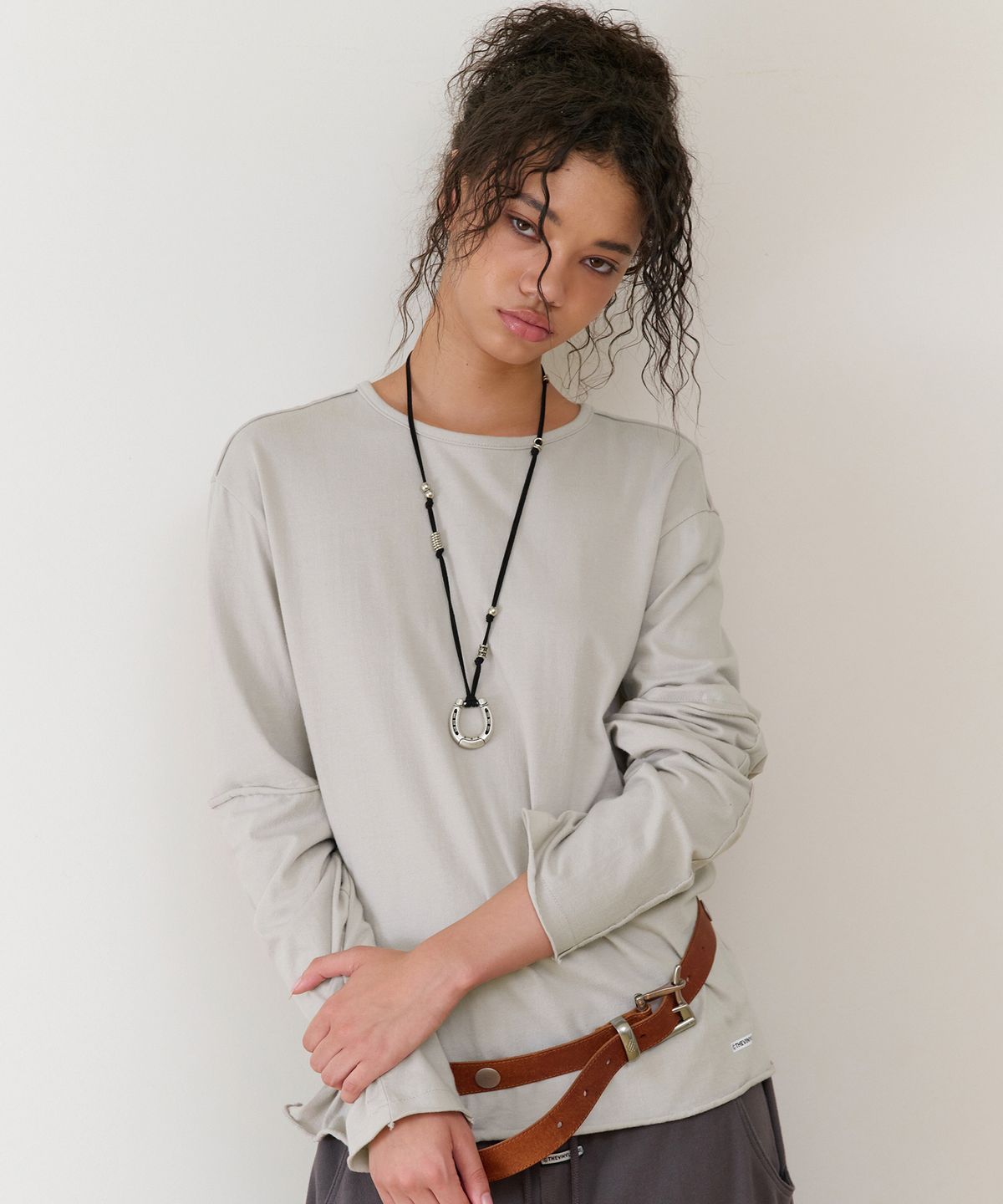 더바이닐하우스(THEVINYLHOUSE) CUT-OFF LAYERED LS TEE BEIGE