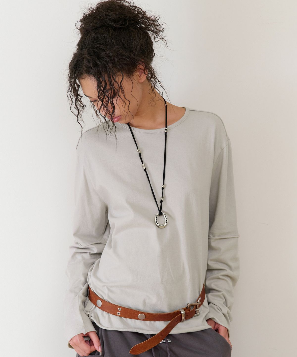 더바이닐하우스(THEVINYLHOUSE) CUT-OFF LAYERED LS TEE BEIGE