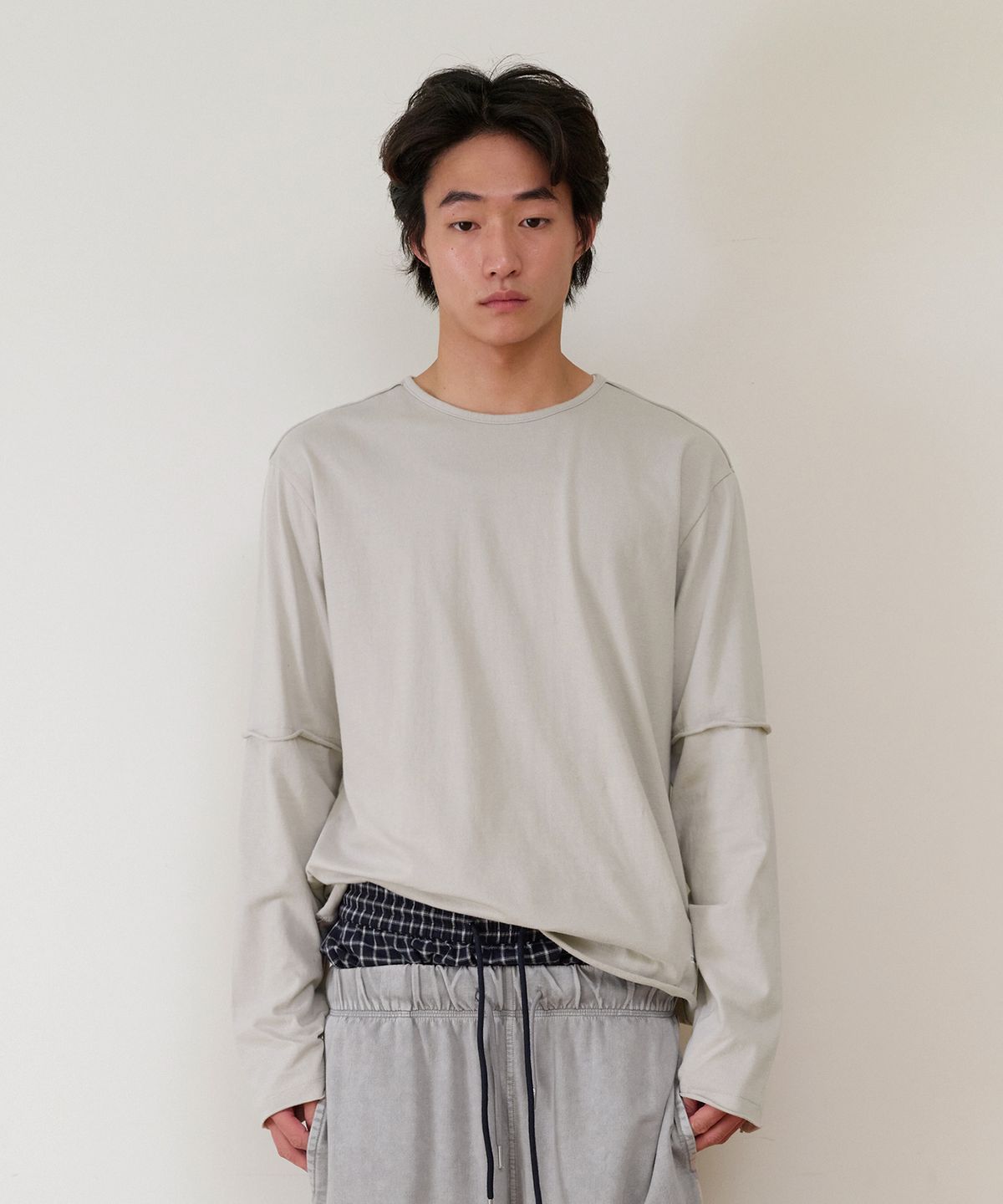 더바이닐하우스(THEVINYLHOUSE) CUT-OFF LAYERED LS TEE BEIGE