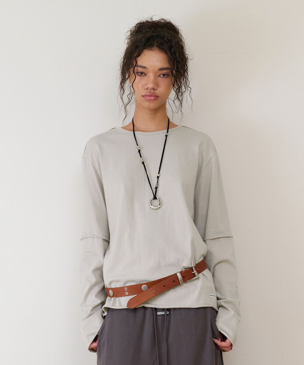 더바이닐하우스(THEVINYLHOUSE) CUT-OFF LAYERED LS TEE BEIGE