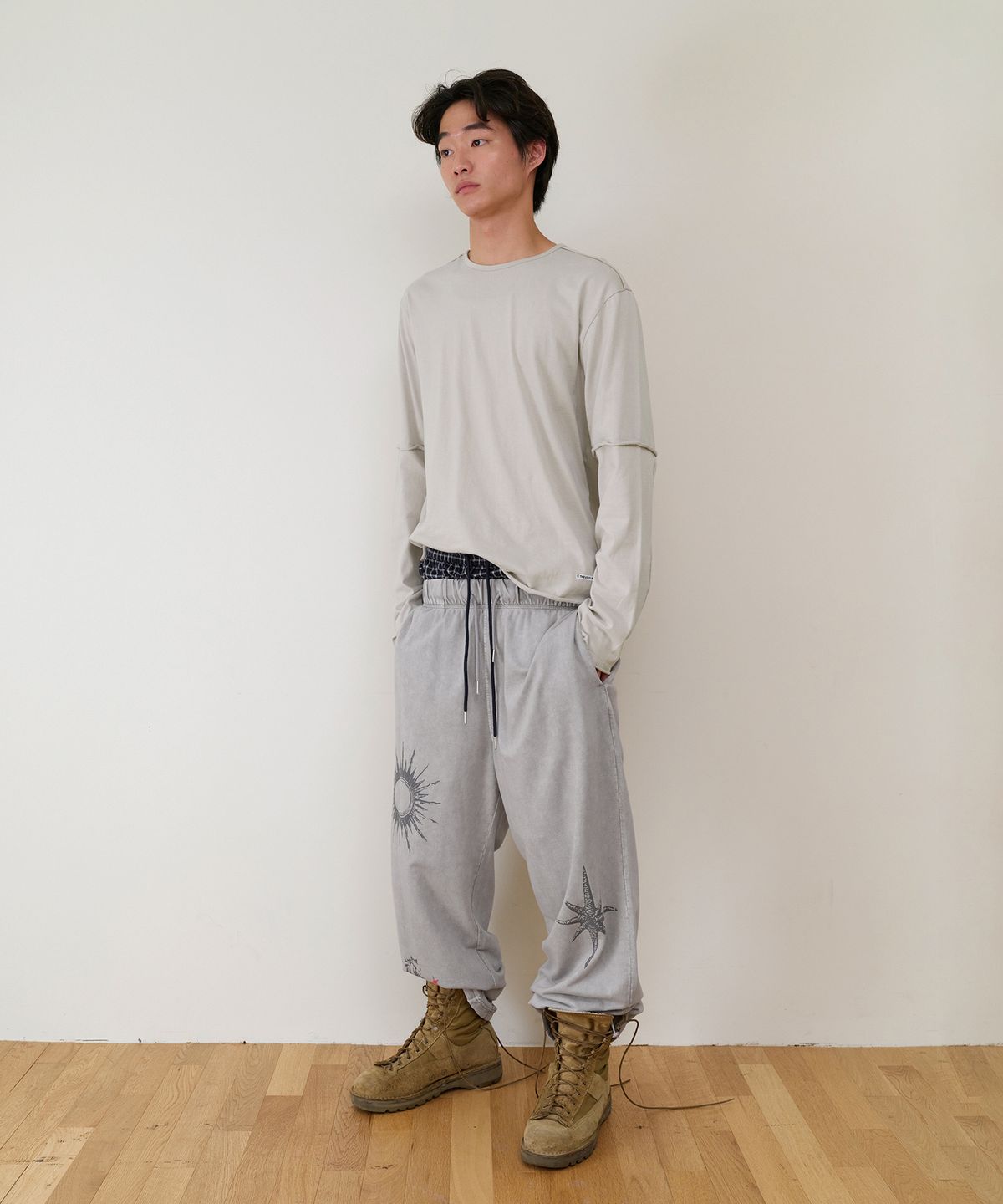 더바이닐하우스(THEVINYLHOUSE) CUT-OFF LAYERED LS TEE BEIGE