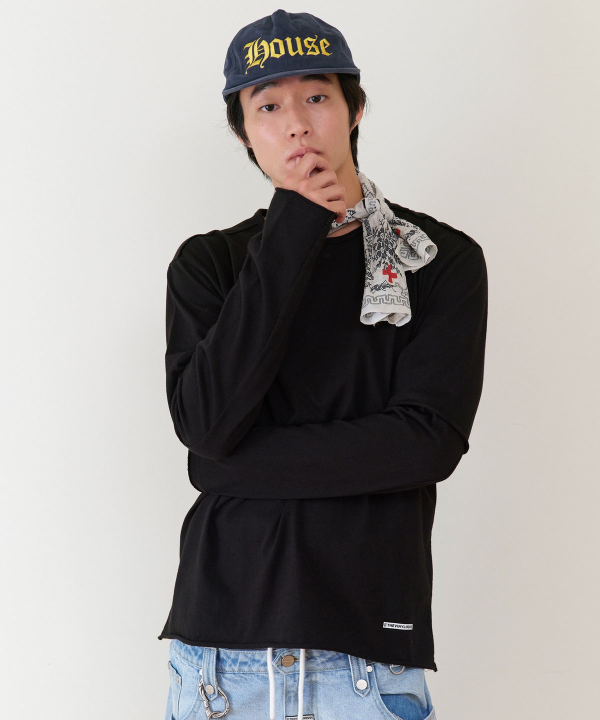 더바이닐하우스(THEVINYLHOUSE) CUT-OFF LAYERED LS TEE BLACK