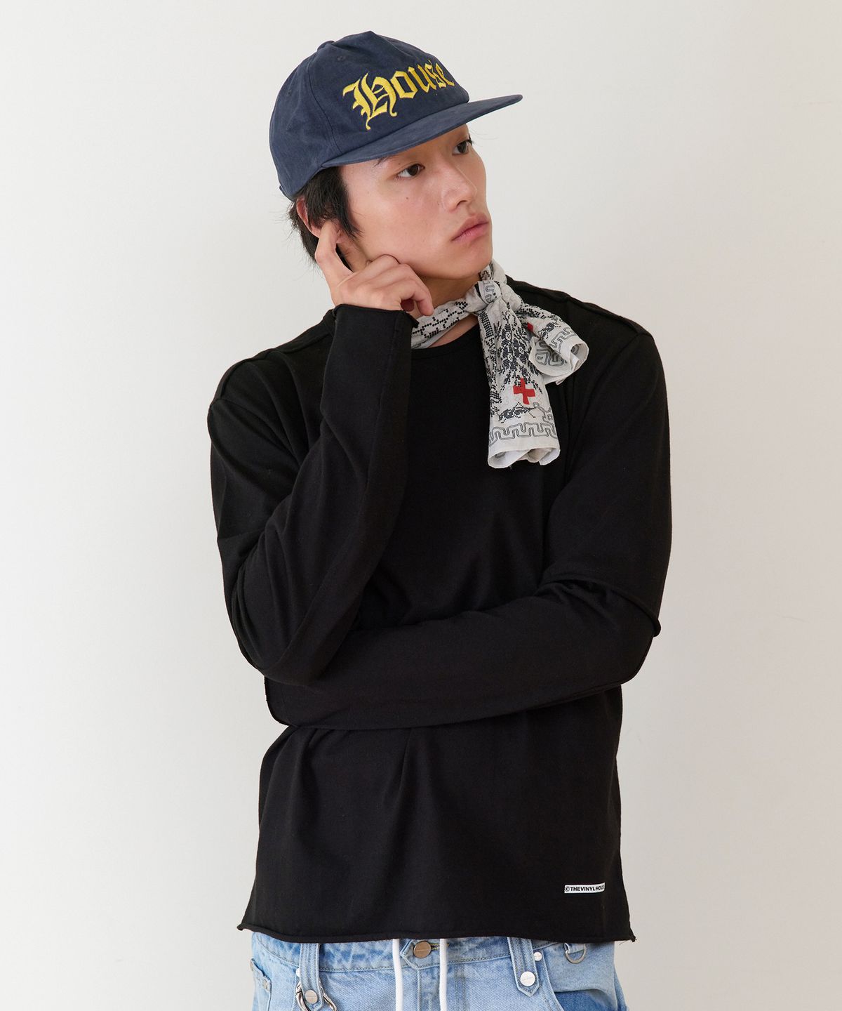 더바이닐하우스(THEVINYLHOUSE) CUT-OFF LAYERED LS TEE BLACK
